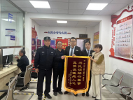 芜湖：少年练弹跳致车库探头脱落砸坏车玻璃 派出所妥善协调 