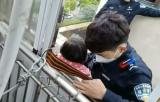 八旬老人悬挂七楼阳台外 泗县民警及时救助脱险
