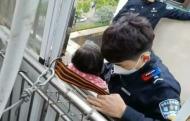 八旬老人懸掛七樓陽臺外 泗縣民警及時救助脫險
