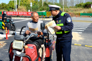 針對新開通道路交通安全 霍邱交警集中開展“敲門”行動