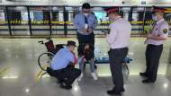 地鐵車(chē)廂內(nèi)一乘客突然暈倒   合肥軌道公安、站務(wù)暖心救助