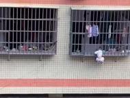 廣東東莞一男童頭部被卡防盜網(wǎng)身體懸掛窗外 熱心居民紛紛施援手