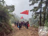 桐城大徽尖重陽(yáng)登高時(shí)將沿途垃圾撿進(jìn)袋子里
