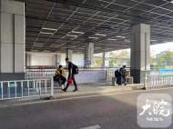 六安火車站公交站臺加裝嶄新候車座椅