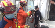驚險！宿州一八旬老人被困六樓窗沿 消防緊急救援