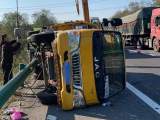 在高速公路上分心駕駛導致翻車 六安高速交警現場救援