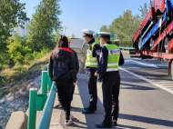 宿州交警高速公路上勸下輕生女