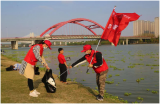 颍上县红雨伞志愿者协会：清河净滩  我们在行动