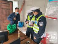 乘客被丟高速收費站   六安民警鎖定大客車助其返鄉(xiāng)
