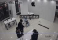 江蘇兩男孩假裝買手機搶走兩部iPhone14 當地警方：已接手處理
