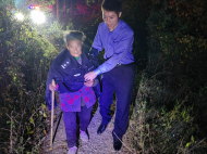 八旬老妪夜晚走失 民警暖心护送回家