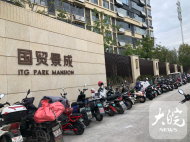 合肥國貿景成小區交付已一年 業主電動車仍無法停進小區