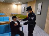 阜陽：民警巡邏發(fā)現(xiàn)醉酒乘客 暖心幫忙聯(lián)系家人