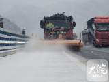 安徽境内多处飘雪 省高速路政支队多举措应对