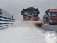 安徽境內多處飄雪 省高速路政支隊多舉措應對