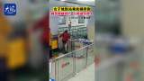 女子地鐵站乘扶梯摔倒 輔警不顧崴傷翻護欄救人