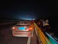 六安：高速路上燃油耗盡 轎車“趴窩” 行車道