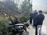 ﻿舒城：男子发生车祸路边呼救 四位法院干警及时出手相救