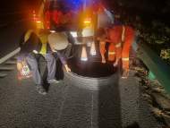 六安：高速公路上突遇障礙物  司機打方向避讓撞上護欄