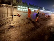 芜湖公路部门雨夜及时清理路面 保障通行安全