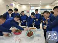 暖民心 見行動 | 蚌埠市龍子湖區：好吃的徽菜，先給消防指戰員品嘗