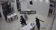 江蘇倆男孩假裝買手機搶走兩部iPhone14 當地警方：已接手處理