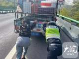 货车高速上出故障停占行车道  六安民警帮推车