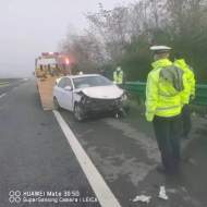六安：霧天駕車操作不當 小轎車高速上連撞兩次護欄
