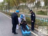 男子晕倒路边 肥东警民及时救助