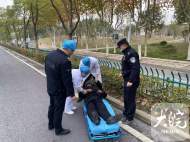 男子暈倒路邊?肥東警民及時(shí)救助