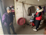 青阳县酉华镇：寒冬送温暖 社工在行动