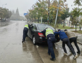 雨天轿车抛锚路中 巢湖民警热情相助