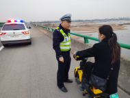女子騎共享電動車上高速 六安交警勸停并護送其返家