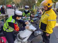 滁州交警多元化宣傳“122”全國交通安全日