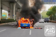 合肥徽州大道路段一輛低速四輪電動車發生自燃 交警迅速處置