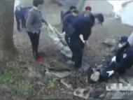 老人寒冬赤腳躺在地上失去知覺 舒城警民暖心救助