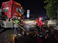 危化品车发生侧翻 芜湖公路部门深夜紧急抢险