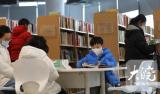 江淮記者走基層|歲末寒冬不遠行，圖書館里去“充電”
