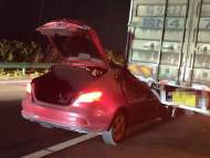 小車追尾大貨車   司機發(fā)燒還開車上高速釀車禍  