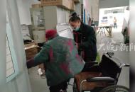 合肥55歲汽修工推輪椅帶8旬母親上班 顧客感動：每個人都有年老的時候
