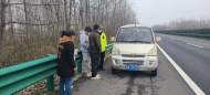 車子趴窩乘客高速路上踱步取暖  六安交警及時施救