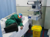 急诊患者人数激增 医生打着吊瓶上班