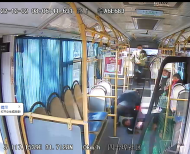 一中年乘客在車內連續兩次暈倒 肥西公交司機暖心相助