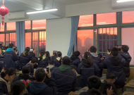 初三班主任讓學(xué)生暫停早讀看朝霞：知道他們壓力比較大