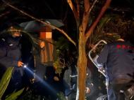 八旬老人雨夜失聯(lián) 銅陵民輔警在偏僻草叢中找到他