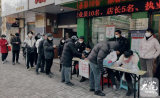 安庆市场监管局组织多家药企免费向市民发放退烧药
