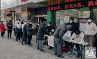 安慶市場監管局組織多家藥企免費向市民發放退燒藥