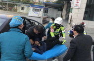 男子頭部摔傷陷入昏迷 金寨交警爭分奪秒護送就醫