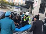 男子头部摔伤陷入昏迷 金寨交警争分夺秒护送就医