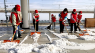 臨泉高鐵“志愿紅”鏟雪溫暖回家路  
